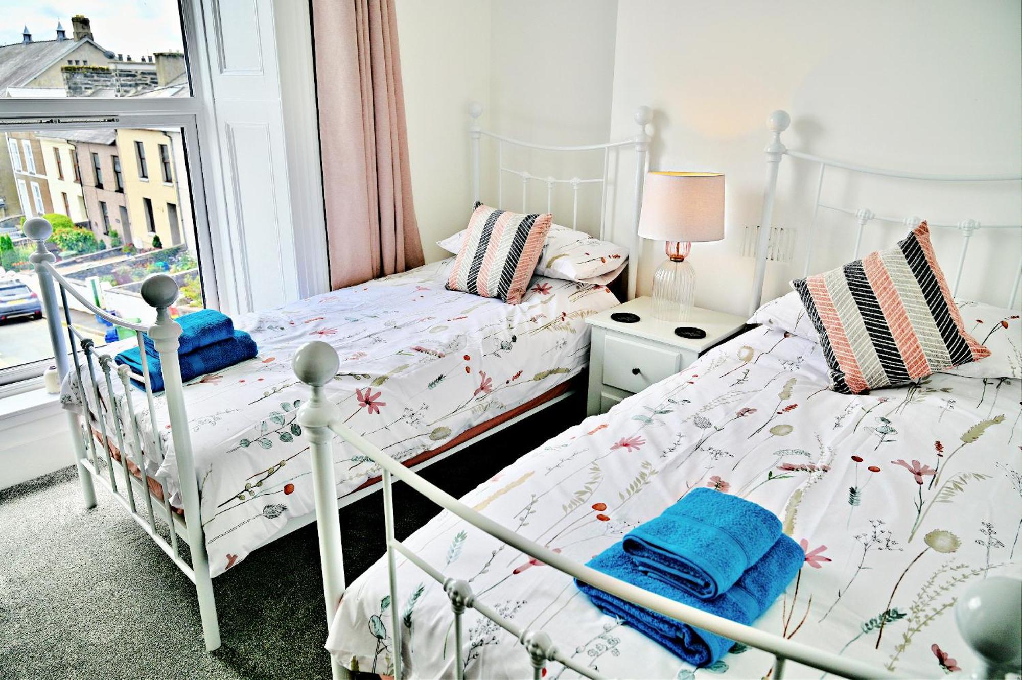 Porthmadog, Sleeps 11, 5 Bedrooms, 5 Bathrooms, Mountain Views エクステリア 写真